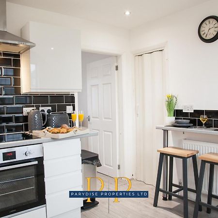 The Knutton House - Spacious Comfort By Parydise Properties - Leisure & Business Stays - Sleeps 7 Newcastle-under-Lyme Bagian luar foto