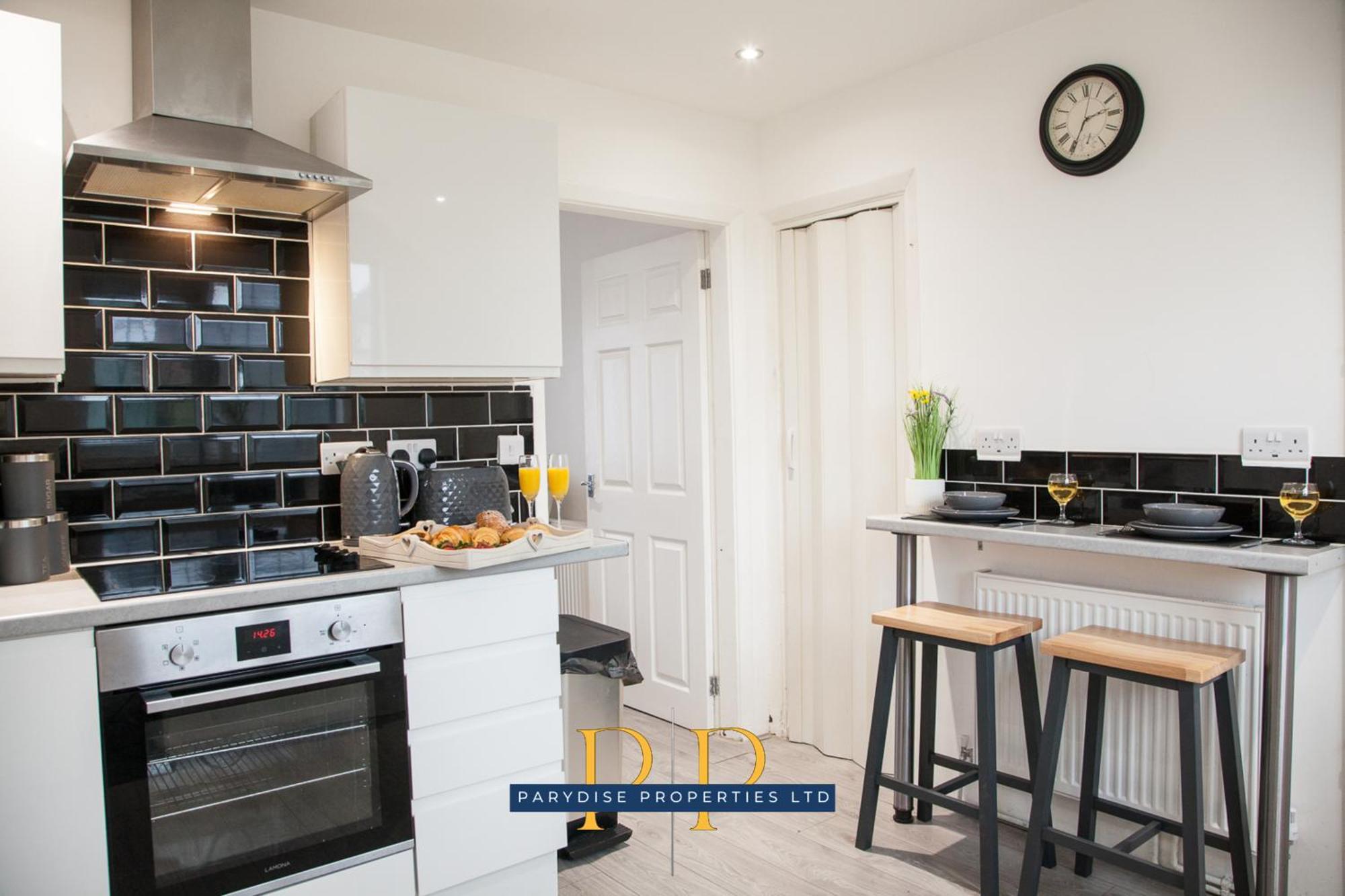 The Knutton House - Spacious Comfort By Parydise Properties - Leisure & Business Stays - Sleeps 7 Newcastle-under-Lyme Bagian luar foto