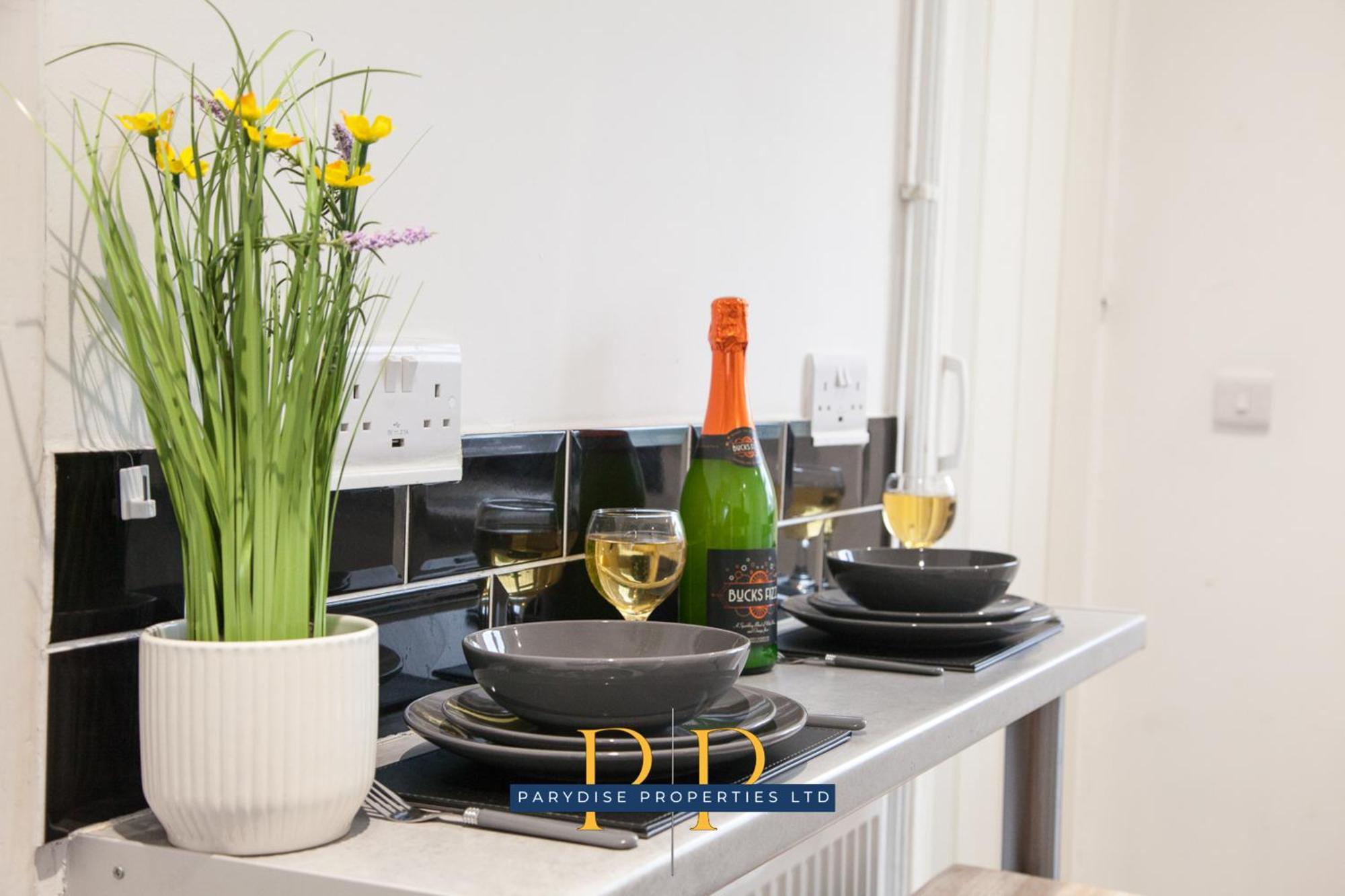 The Knutton House - Spacious Comfort By Parydise Properties - Leisure & Business Stays - Sleeps 7 Newcastle-under-Lyme Bagian luar foto