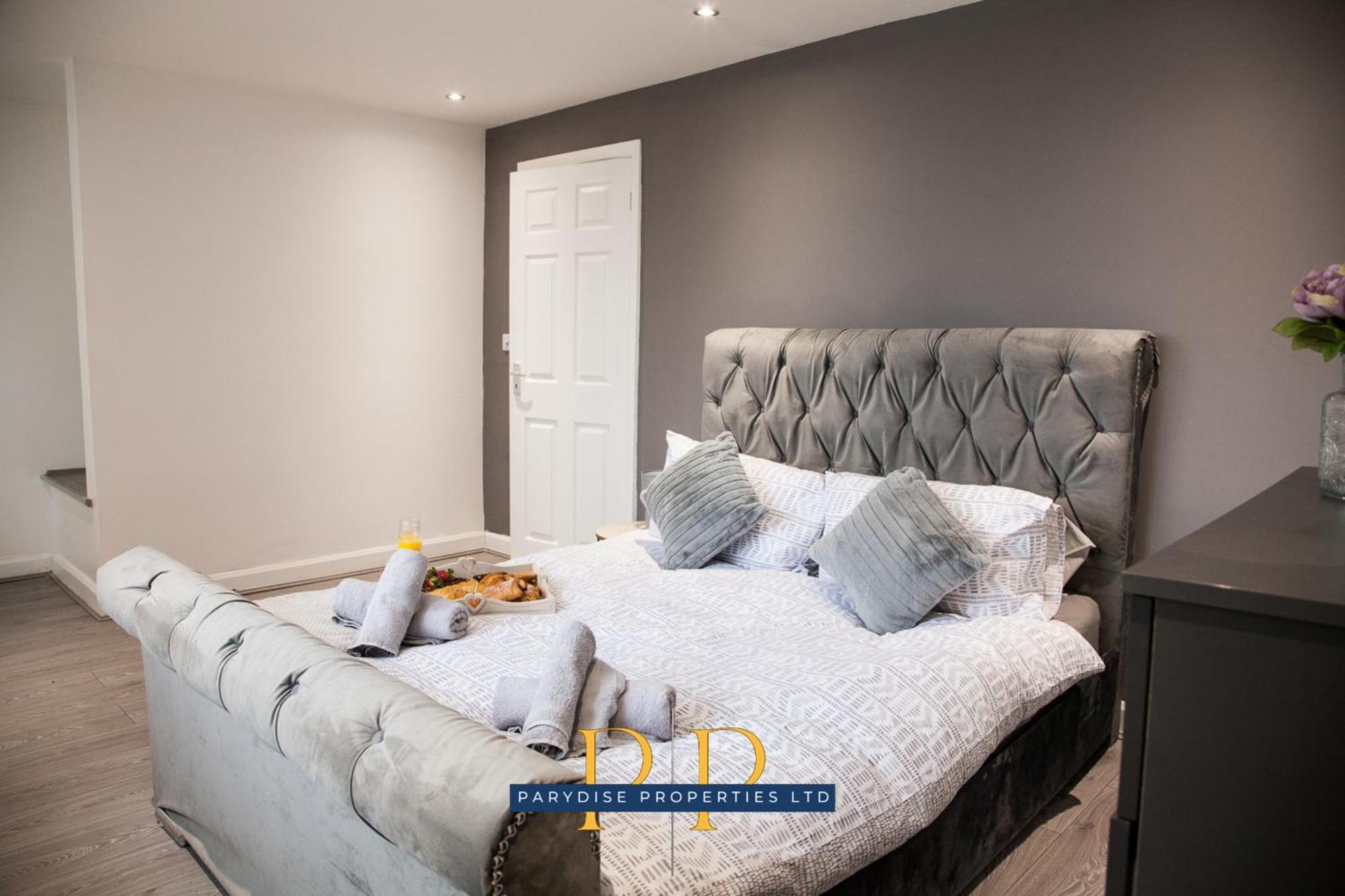The Knutton House - Spacious Comfort By Parydise Properties - Leisure & Business Stays - Sleeps 7 Newcastle-under-Lyme Bagian luar foto