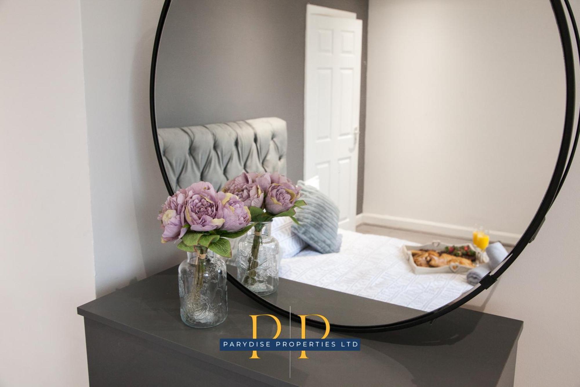 The Knutton House - Spacious Comfort By Parydise Properties - Leisure & Business Stays - Sleeps 7 Newcastle-under-Lyme Bagian luar foto