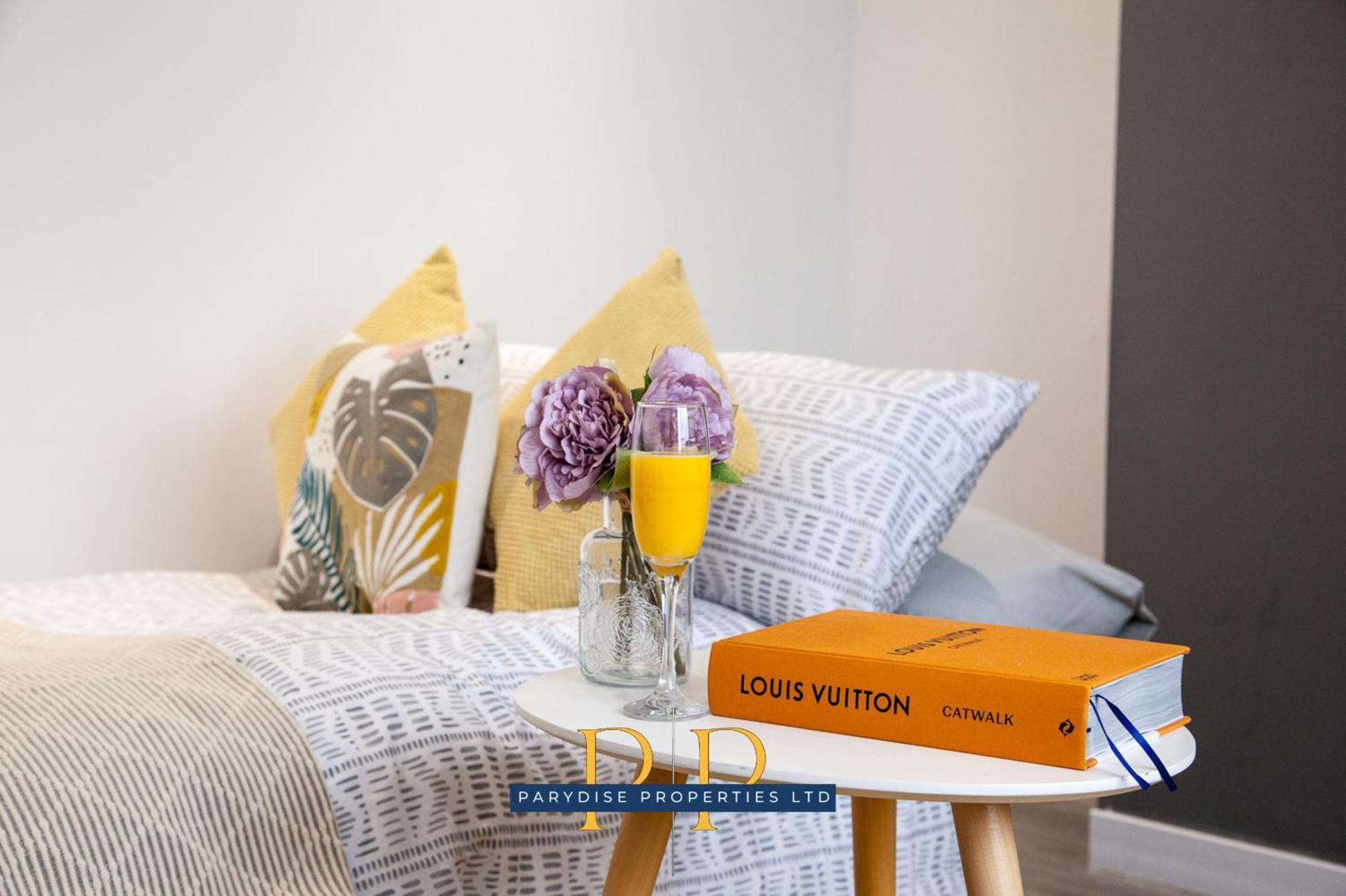 The Knutton House - Spacious Comfort By Parydise Properties - Leisure & Business Stays - Sleeps 7 Newcastle-under-Lyme Bagian luar foto