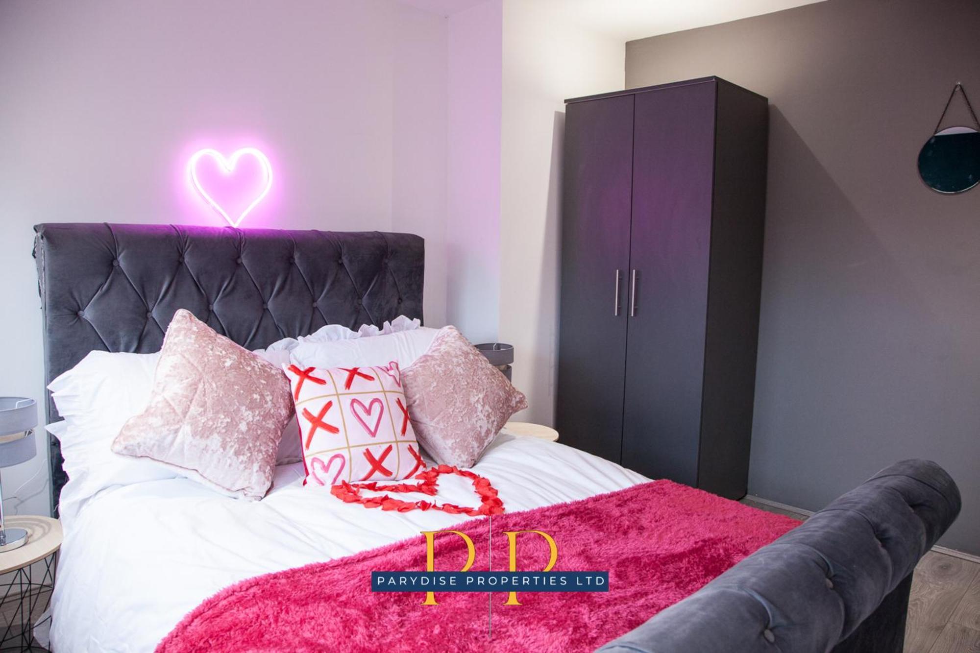The Knutton House - Spacious Comfort By Parydise Properties - Leisure & Business Stays - Sleeps 7 Newcastle-under-Lyme Bagian luar foto