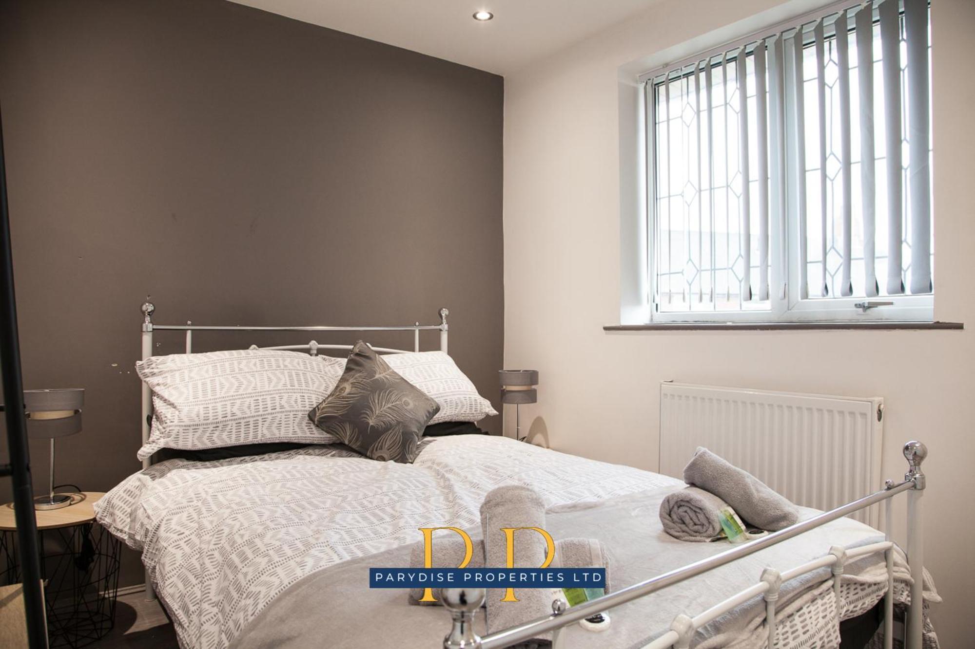 The Knutton House - Spacious Comfort By Parydise Properties - Leisure & Business Stays - Sleeps 7 Newcastle-under-Lyme Bagian luar foto
