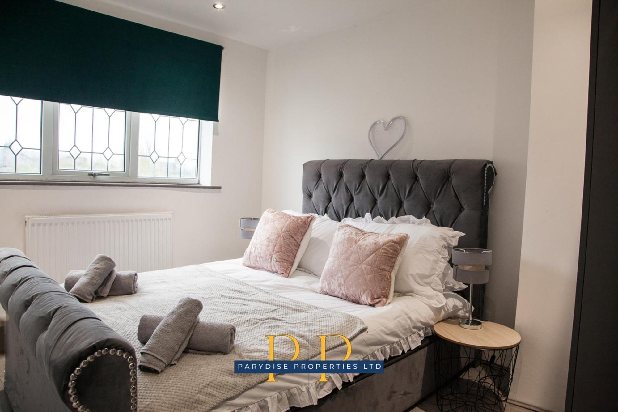 The Knutton House - Spacious Comfort By Parydise Properties - Leisure & Business Stays - Sleeps 7 Newcastle-under-Lyme Bagian luar foto