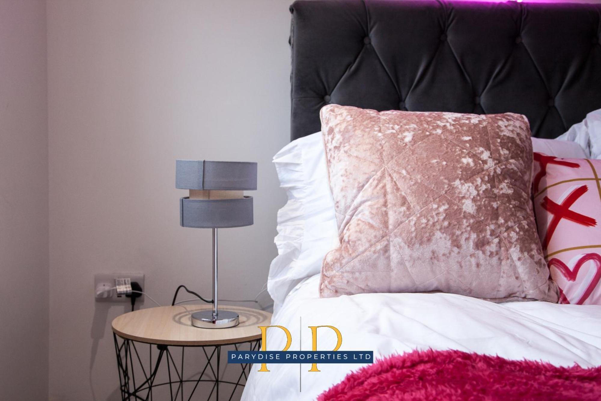 The Knutton House - Spacious Comfort By Parydise Properties - Leisure & Business Stays - Sleeps 7 Newcastle-under-Lyme Bagian luar foto