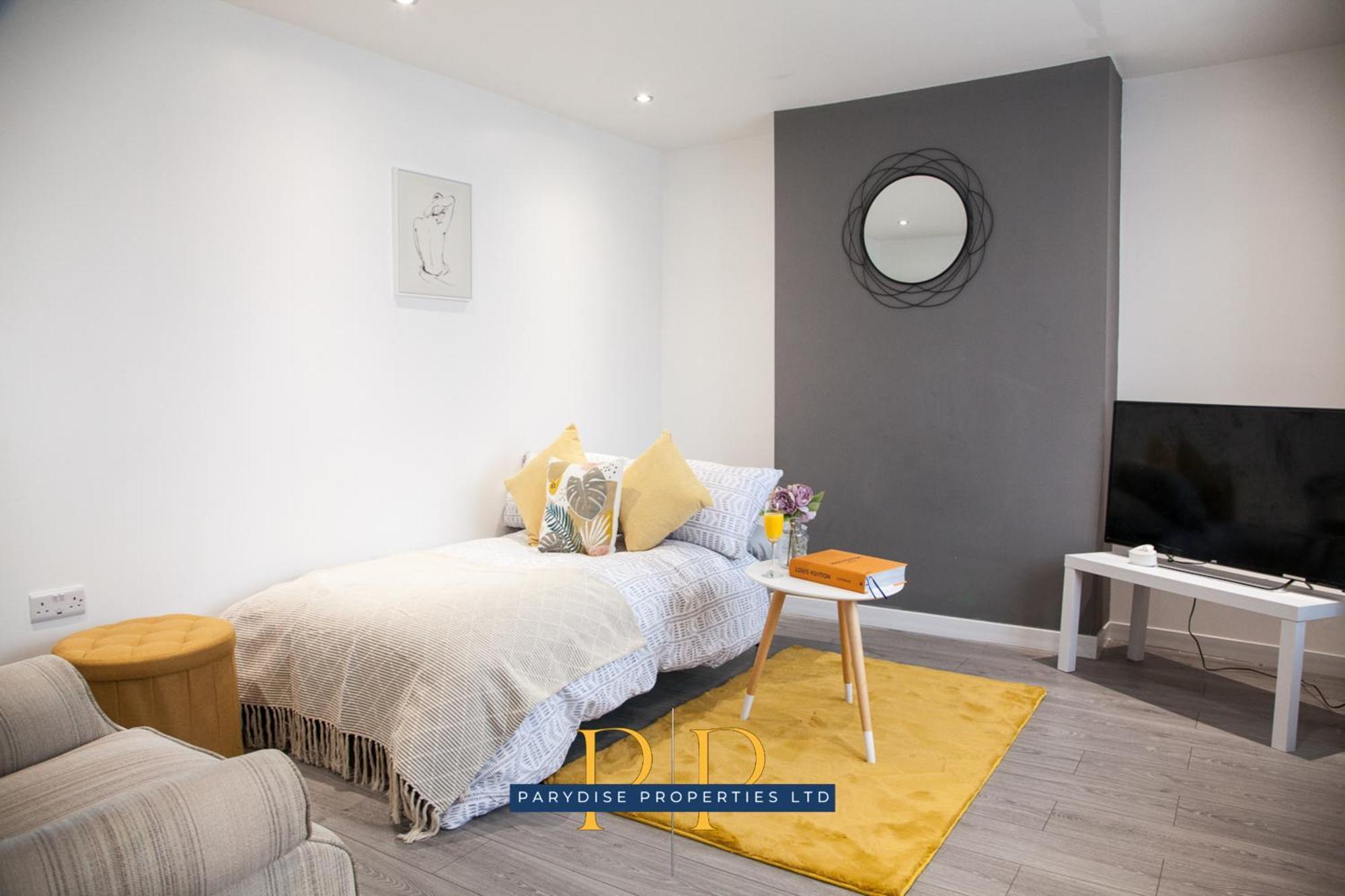 The Knutton House - Spacious Comfort By Parydise Properties - Leisure & Business Stays - Sleeps 7 Newcastle-under-Lyme Bagian luar foto