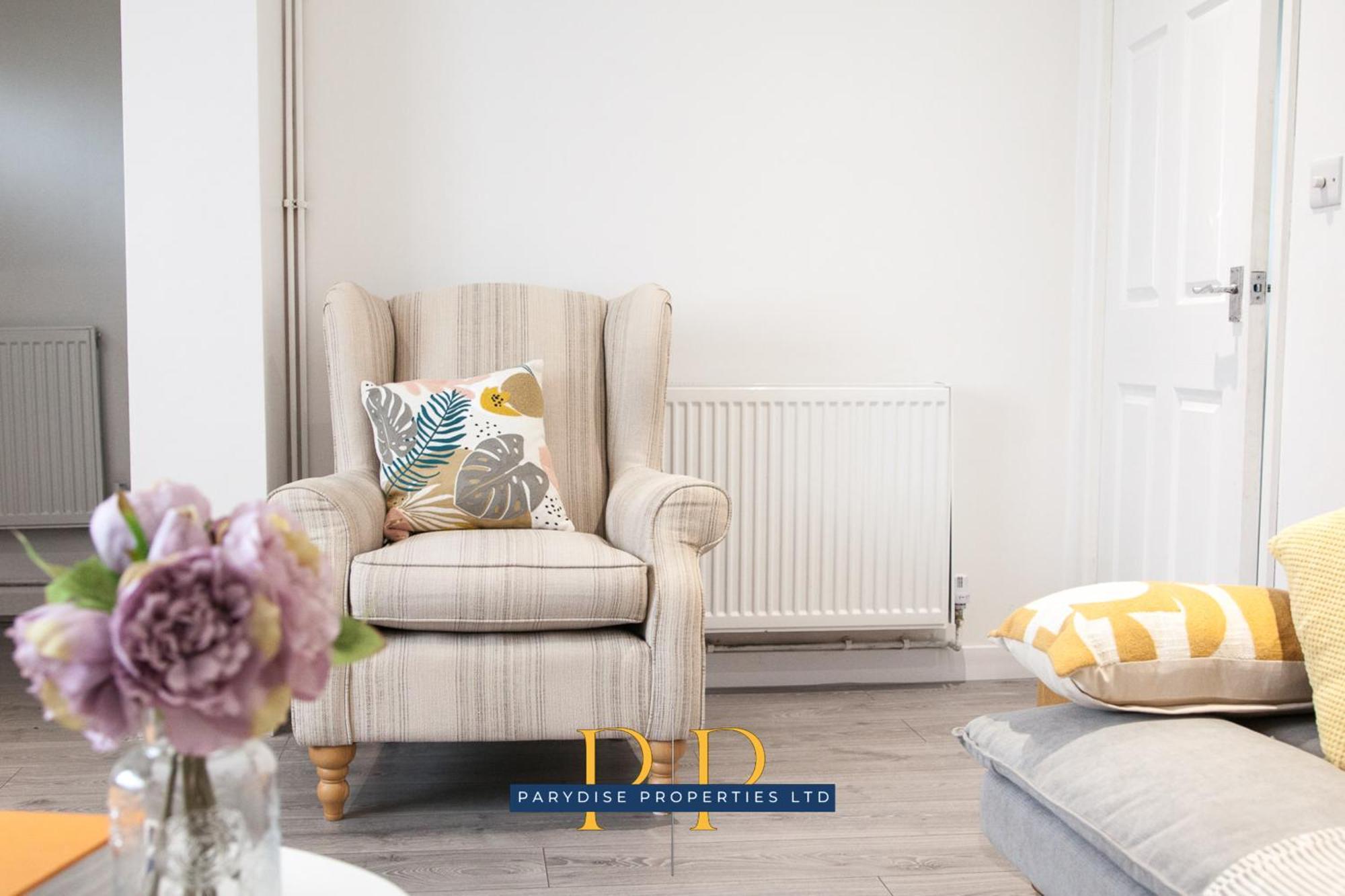 The Knutton House - Spacious Comfort By Parydise Properties - Leisure & Business Stays - Sleeps 7 Newcastle-under-Lyme Bagian luar foto